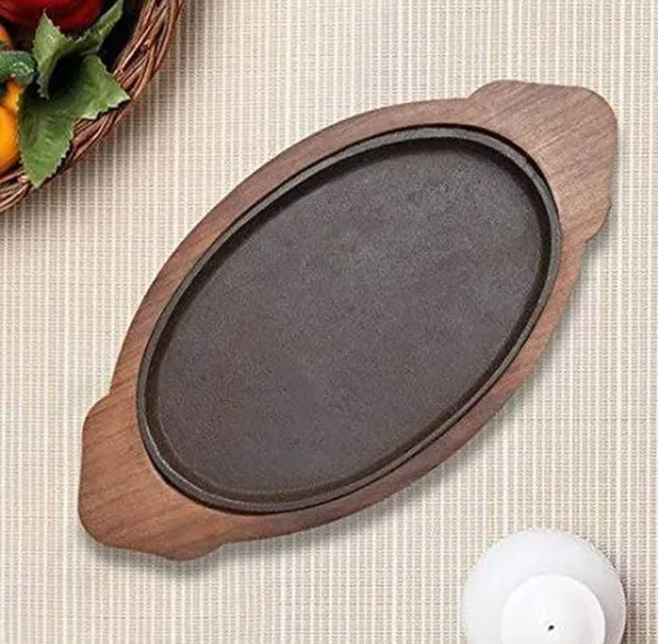 Durable_Cast_Iron_Oval_Sizzler_Plate_with_Wooden_Stand_Dessert_Serving_Plate_Brownie_Sizzler_Tray_with_Wooden_Base,_Size_7×13_inch_(Pack_of_1)