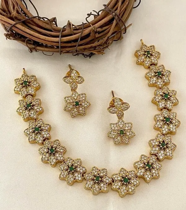 Glittering_Star_Flower_With_Studded_Green_Gemstone_Choker_Set_For_Women