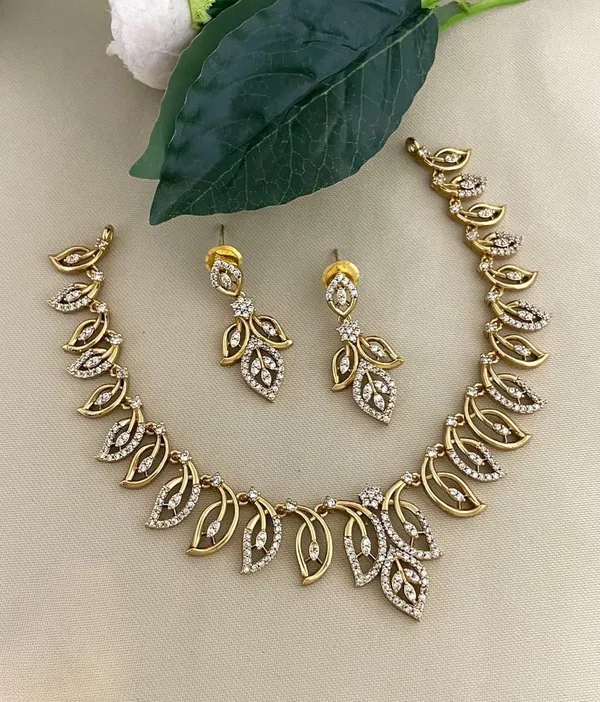 Luxurious_Rich_Looking_Leaf_Designed_Choker_Set_For_Women
