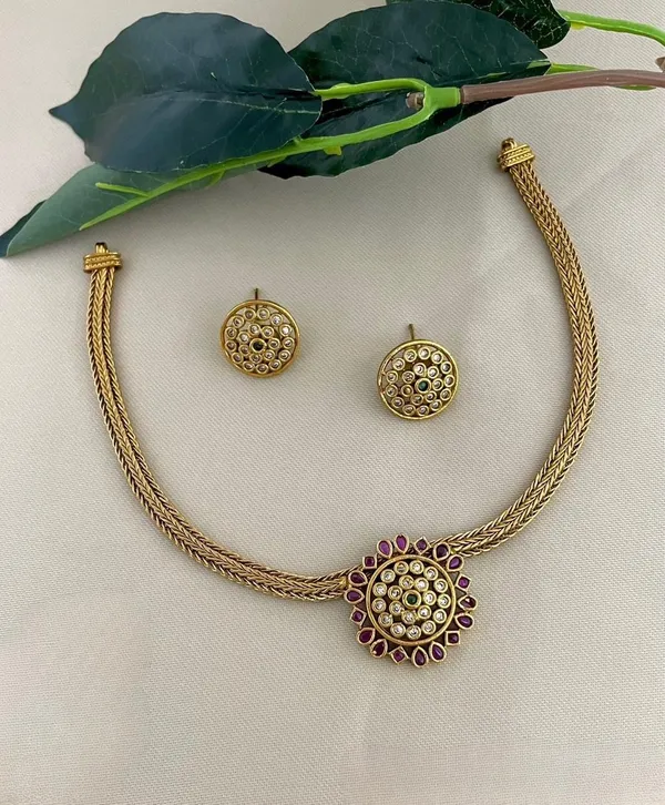 Simple_Finish_Sun_Floral_Pendant_Choker_Necklace_Set_For_Women