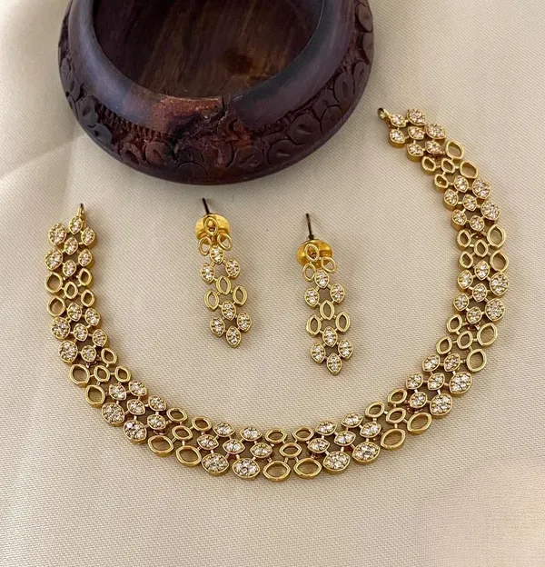Beautiful_Bubble_Gemstone__White_Colour_Choker_Set_For_Women