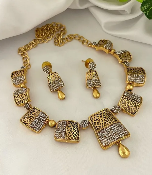 Magnificient_Microplated__AD_Bell_Style_Choker_Necklace_Set_For_Women