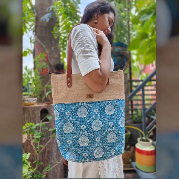 Light_Blue_Handcrafted_Jute_Tote_Bag_With_Leather_Handle