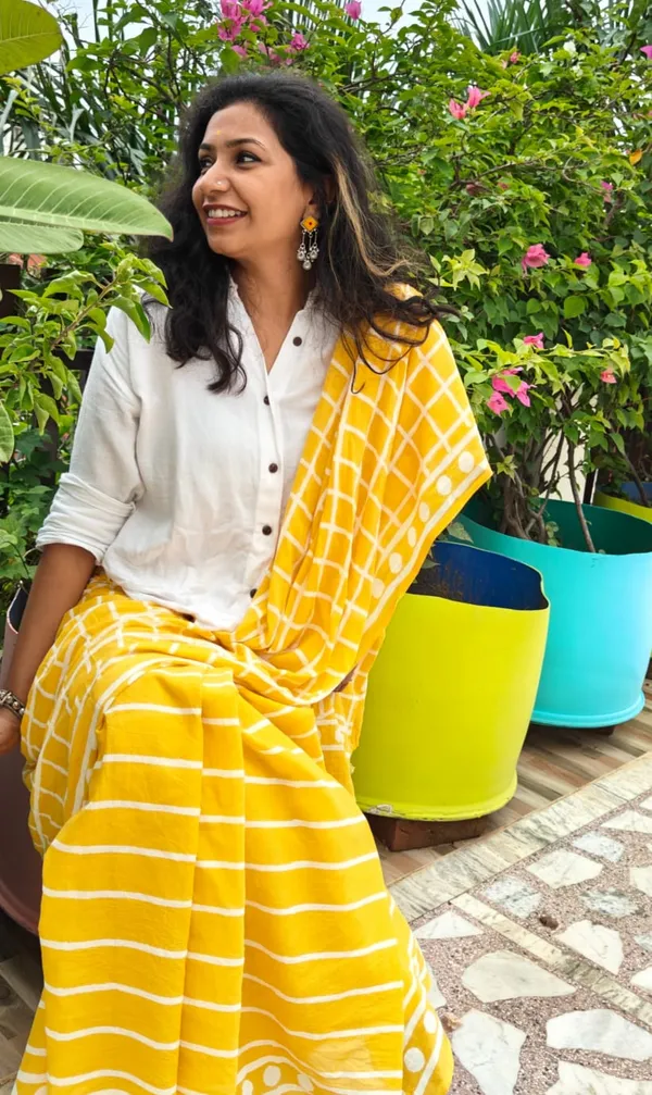 Sun-Kissed_White_Mulmul_Saree_With_Unstitched_Blouse_Piece