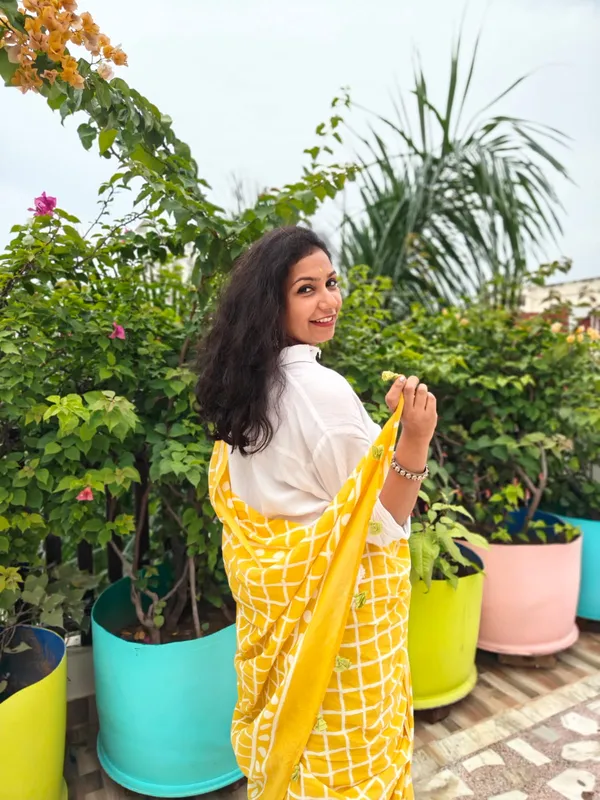 Sun-Kissed_White_Mulmul_Saree_With_Unstitched_Blouse_Piece