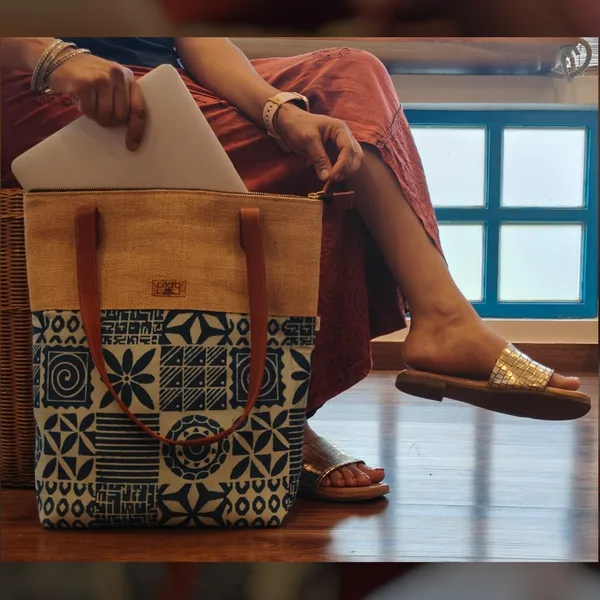 Indigo_Geometric_Handcrafted_Jute_Tote_Bag_With_Leather_Handle