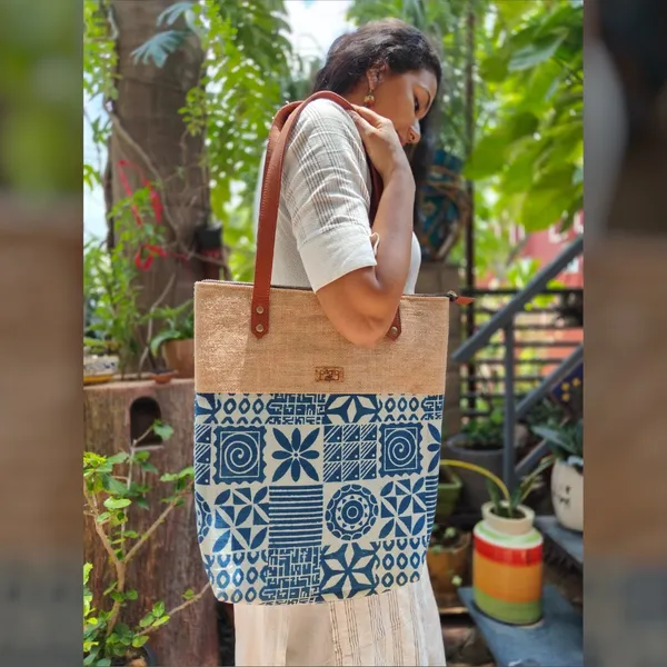 Indigo_Geometric_Handcrafted_Jute_Tote_Bag_With_Leather_Handle