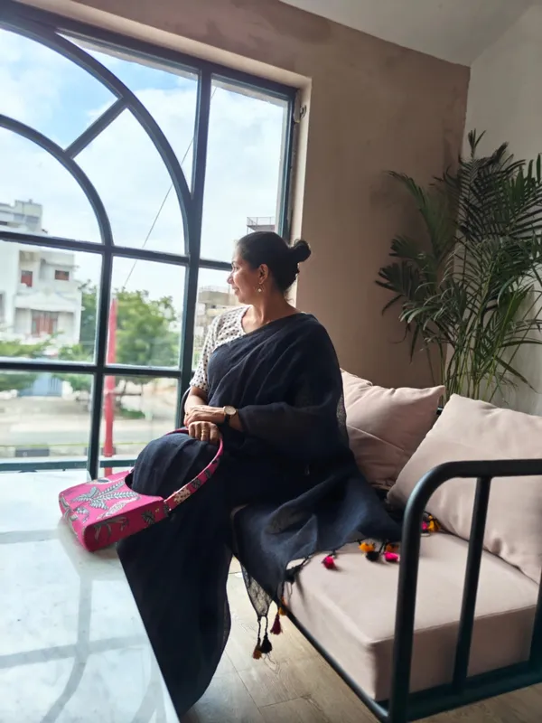 Onyx_Grace_Linen_Saree_With_Unstitcheded_Blouse_Piece