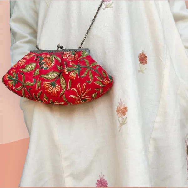 Red_Handcrafted_Cotton_Printed_Boat_Sling_Bag_With_Metal_Chain_Handle