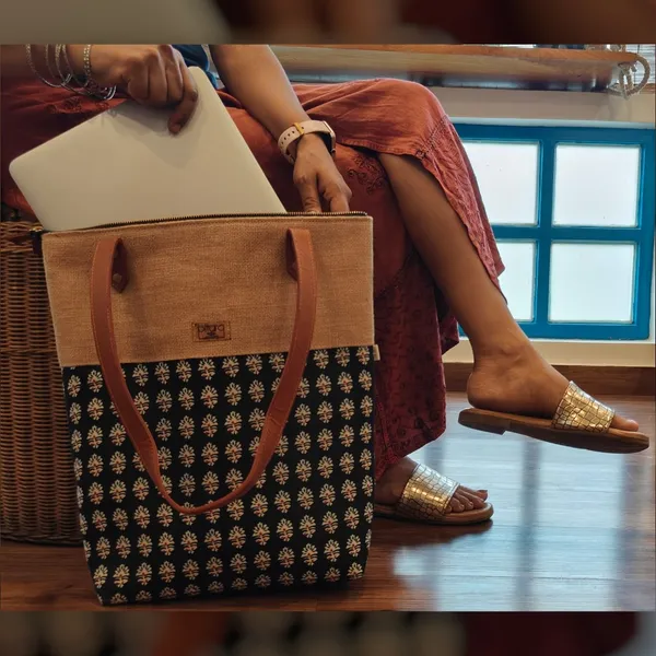 Black_White_Boota_Handcrafted_Jute_Tote_Bag_With_Leather_Handle