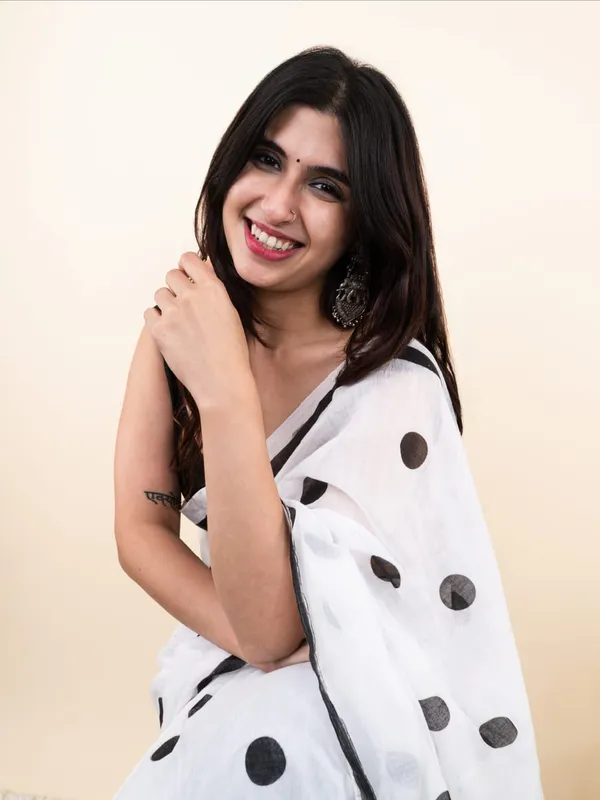 White_Handloom_Premium_Quality_Block_Print_Cotton_Saree_With_Running_Blouse_Piece