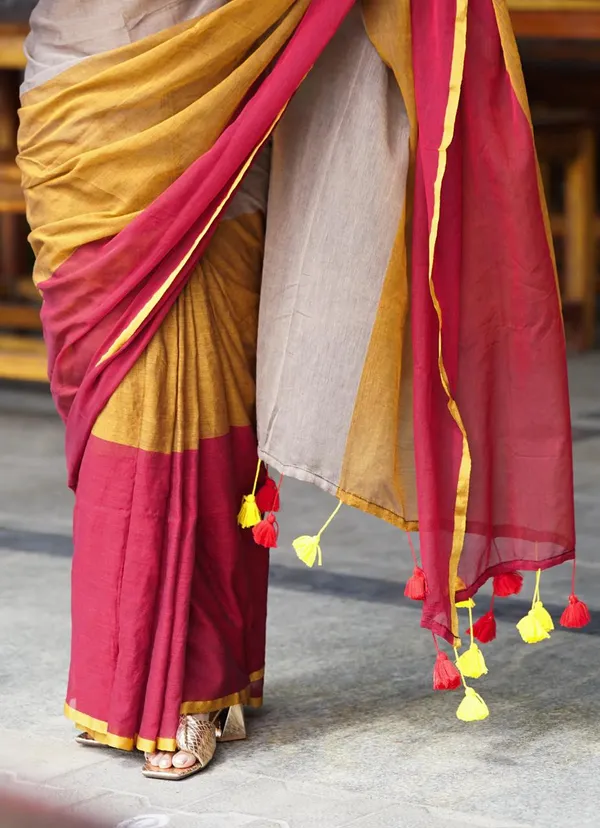 Beige_and_Yellow_Elegant_Handloom_Mull_Cotton_Daily_Wear_Saree_For_Women