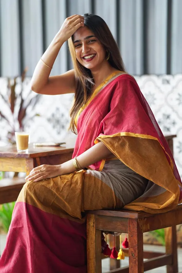 Beige_and_Yellow_Elegant_Handloom_Mull_Cotton_Daily_Wear_Saree_For_Women