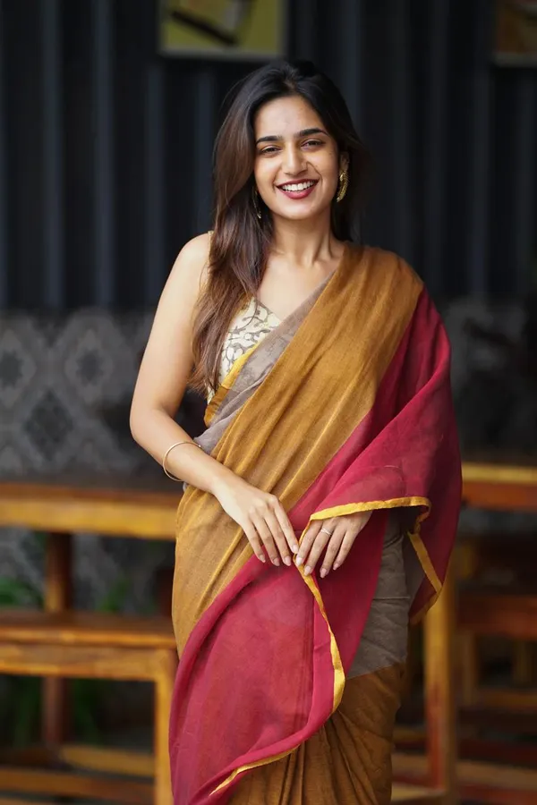 Beige_and_Yellow_Elegant_Handloom_Mull_Cotton_Daily_Wear_Saree_For_Women