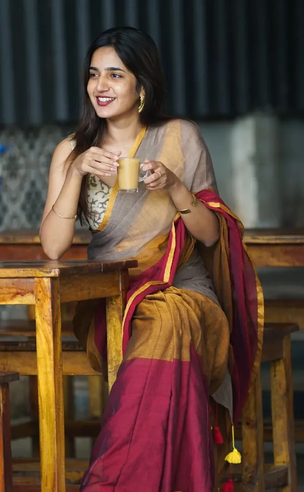 Beige_and_Yellow_Elegant_Handloom_Mull_Cotton_Daily_Wear_Saree_For_Women