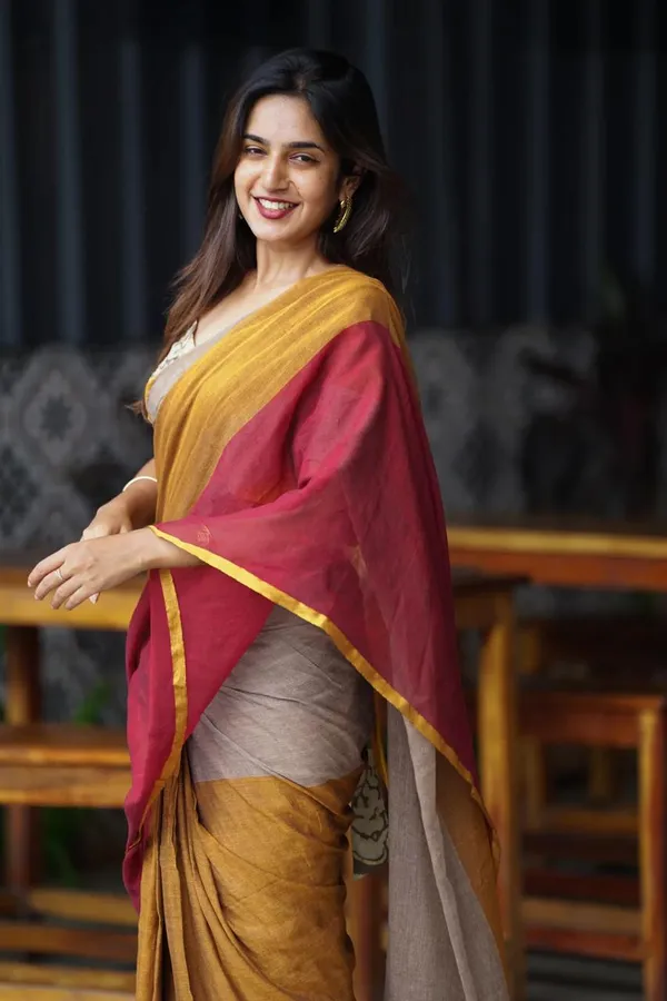 Beige_and_Yellow_Elegant_Handloom_Mull_Cotton_Daily_Wear_Saree_For_Women