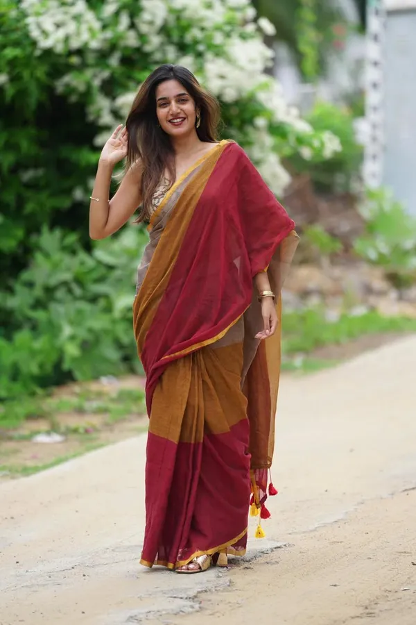 Beige_and_Yellow_Elegant_Handloom_Mull_Cotton_Daily_Wear_Saree_For_Women