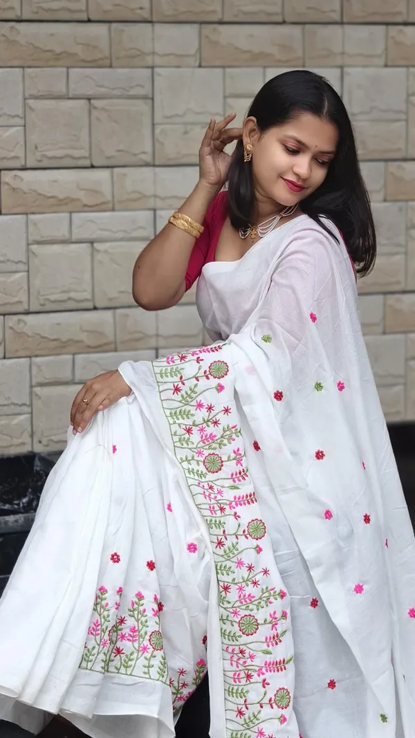 White_Handloom_Premium_Quality_Cotton_Embroidery_Work_Saree_For_Women_With_Blouse_Piece