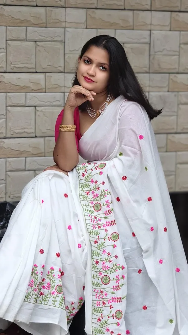 White_Handloom_Premium_Quality_Cotton_Embroidery_Work_Saree_For_Women_With_Blouse_Piece