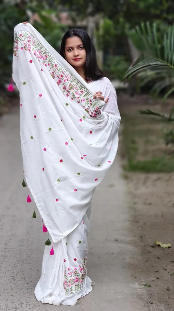 White_Handloom_Premium_Quality_Cotton_Embroidery_Work_Saree_For_Women_With_Blouse_Piece
