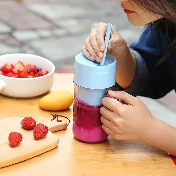 Portable_Mini_USB_Juicer_Blender_500ml_|_Your_On-the-Go_Travel_Companion_for_Fresh_Fruit_and_Veggie_Juices_with_Built-In_Jar