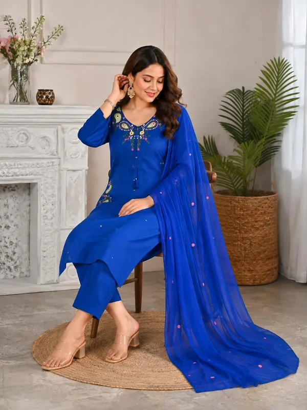 Women_Trendy_Straight_Mirror_and_Floral_Embriodered_Worked_Blue_Cotton_Kurta_With_Pant_and_Dupatta