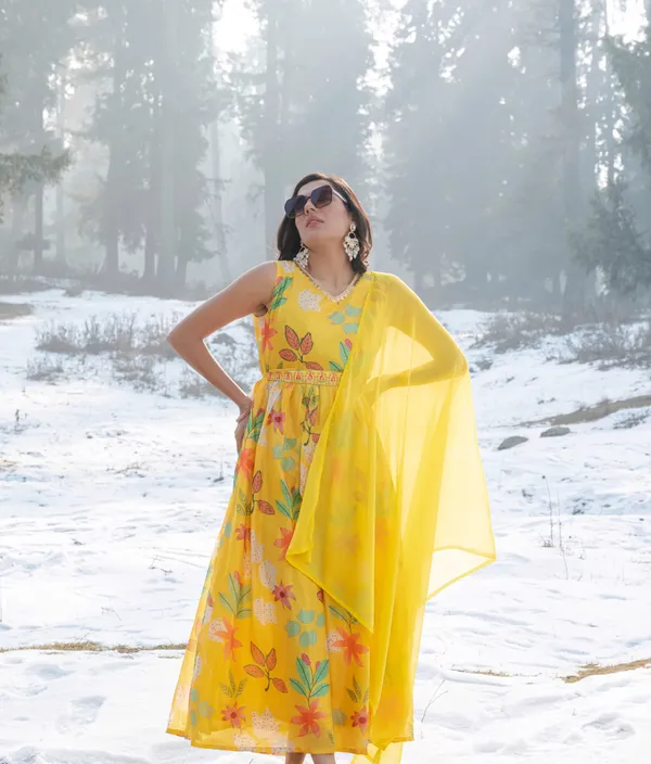 Women_Sleeveless_Premium_Chinon_Printed_Classic_Knee_length_Blue_Kurta_With_Belt_and_Dupatta