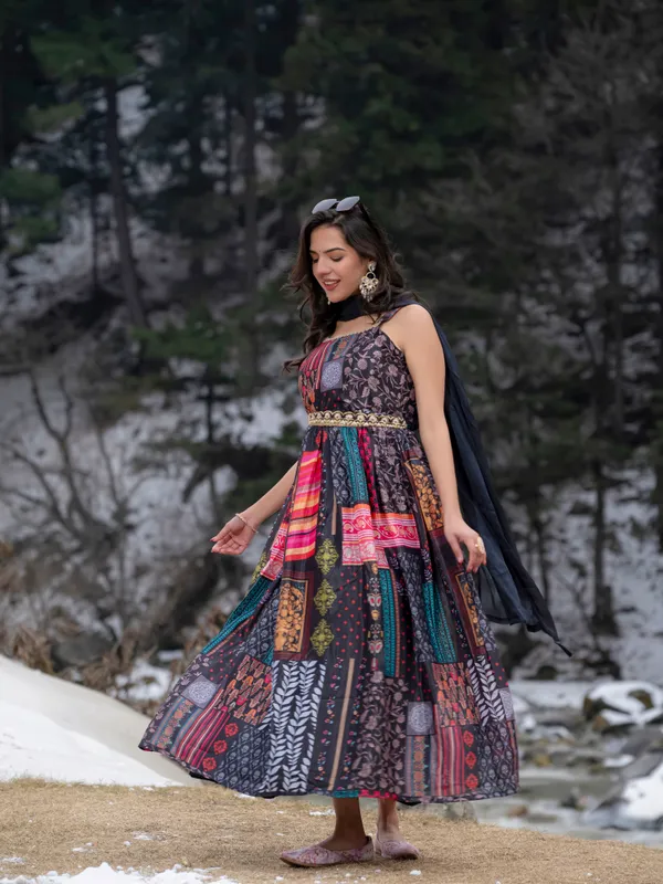 Women_Sleeveless_Premium_Chinon_Printed_Classic_Knee_length_Blue_Kurta_With_Belt_and_Dupatta