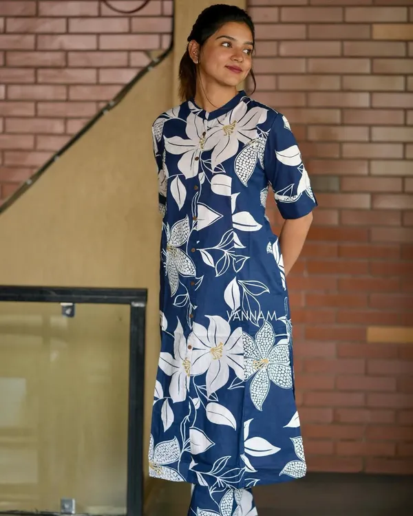 Women_Blue_Floral_Fine_Printed_Cotton_Co-Ord_Set_Aline_Pattern_Paired_With_Ankle_Length_Pant_(Co-Ord_Set)