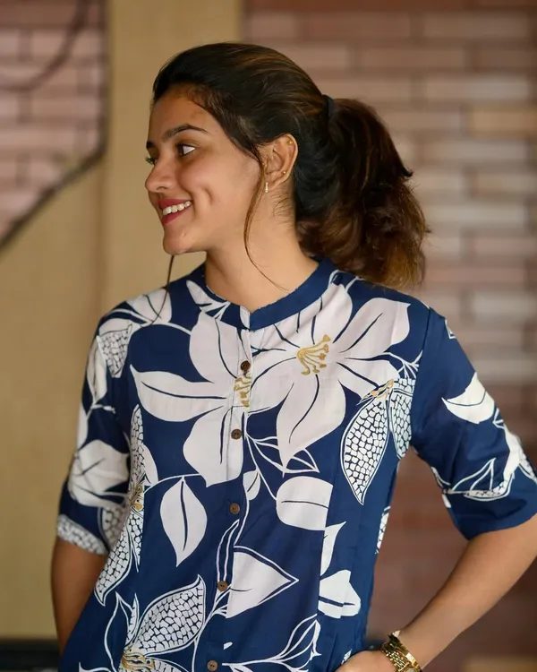 Women_Blue_Floral_Fine_Printed_Cotton_Co-Ord_Set_Aline_Pattern_Paired_With_Ankle_Length_Pant_(Co-Ord_Set)