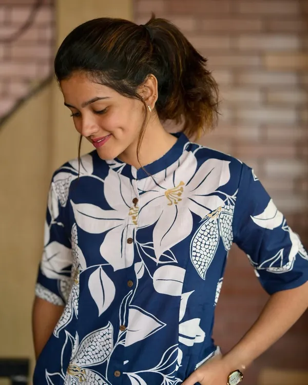 Women_Blue_Floral_Fine_Printed_Cotton_Co-Ord_Set_Aline_Pattern_Paired_With_Ankle_Length_Pant_(Co-Ord_Set)