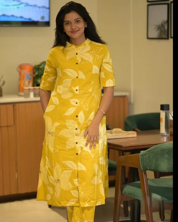Women_Yellow_Floral_Fine_Printed_Cotton_Co-Ord_Set_Aline_Pattern_Paired_With_Ankle_Length_Pant_(Co-Ord_Set)