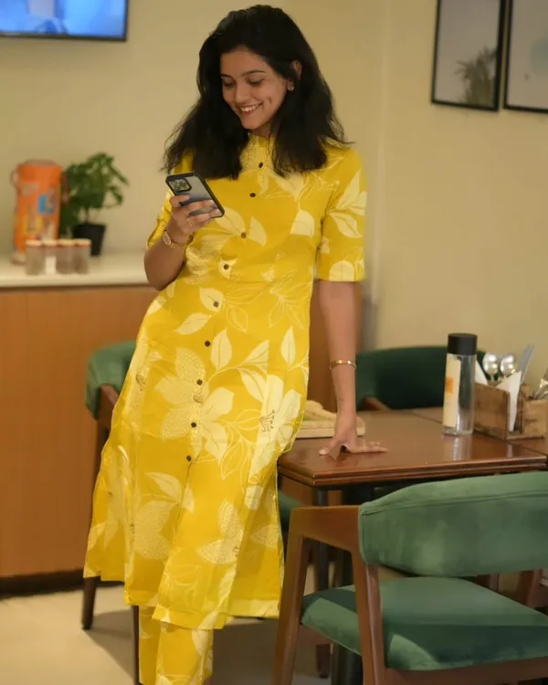 Women_Yellow_Floral_Fine_Printed_Cotton_Co-Ord_Set_Aline_Pattern_Paired_With_Ankle_Length_Pant_(Co-Ord_Set)