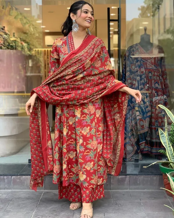 Women_Beautiful_Cotton_Flower_Printed_Neckline_Worked_Maroon_Kurta_And_Pant_With_Cotton_Mulmul_Dupatta