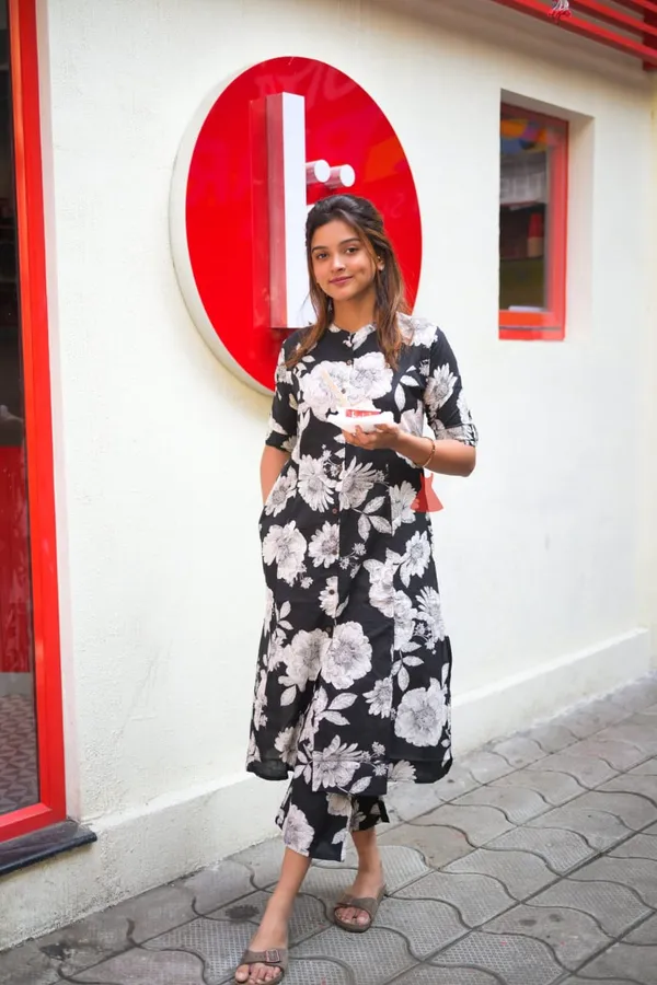 Women_Black_Floral_Fine_Printed_Cotton_Co-Ord_Set_Aline_Pattern_Paired_With_Ankle_Length_Pant_(Co-Ord_Set)
