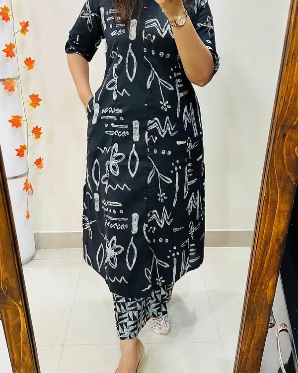 Women_Black_Floral_Fine_Printed_Cotton_Co-Ord_Set_Aline_Pattern_Paired_With_Ankle_Length_Pant_(Co-Ord_Set)