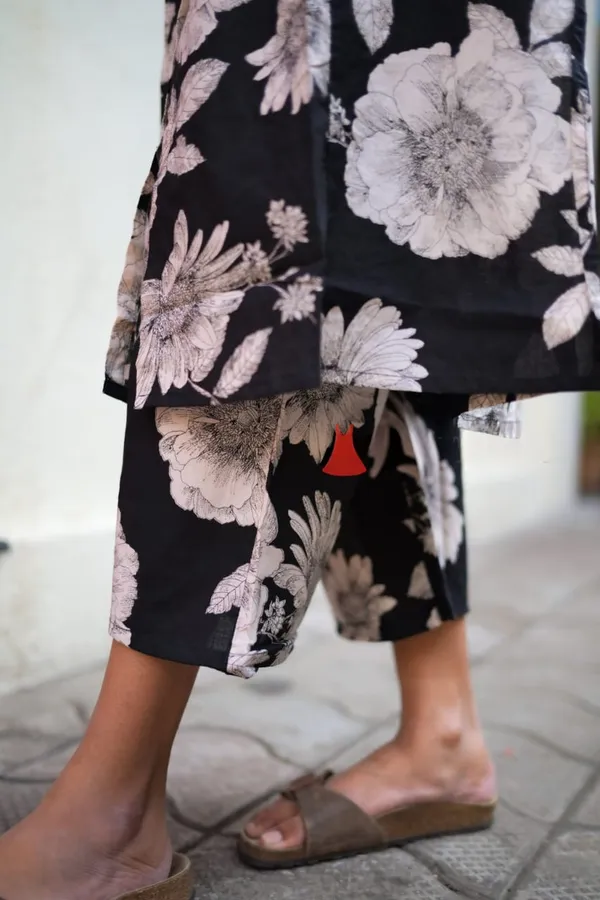 Women_Black_Floral_Fine_Printed_Cotton_Co-Ord_Set_Aline_Pattern_Paired_With_Ankle_Length_Pant_(Co-Ord_Set)