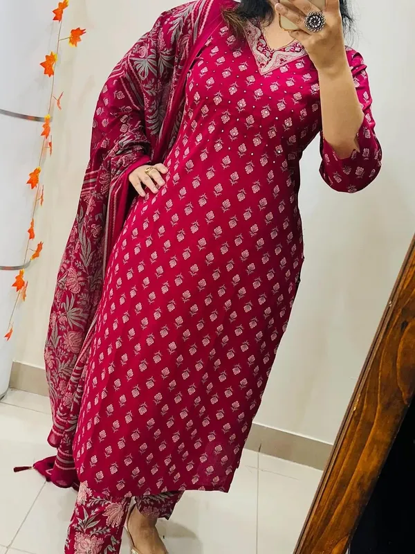 Women_Straight_V_Neck_Floral_Printed_Cotton_Maroon_Kurta_With_Pant_And_Dupatta