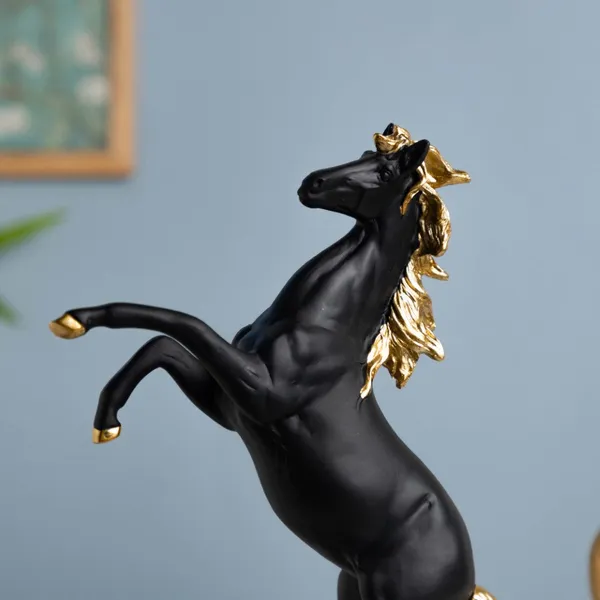 Black_Standing_Horse
