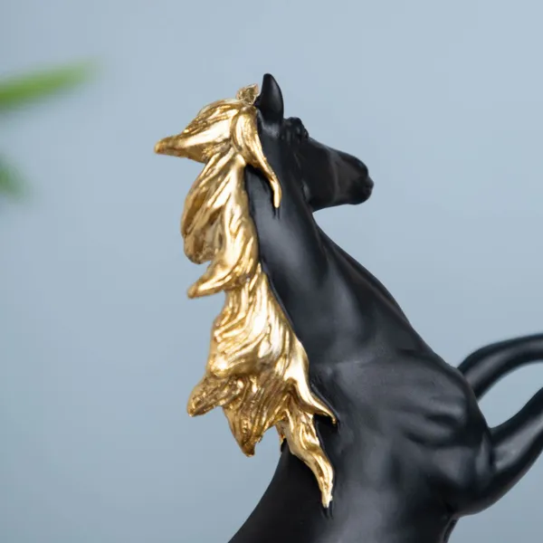 Black_Standing_Horse