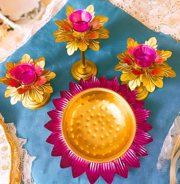 Flower_Shape_Diya_Decorative_Urli_Bowl_for_Home,_Office_and_Table_Decor