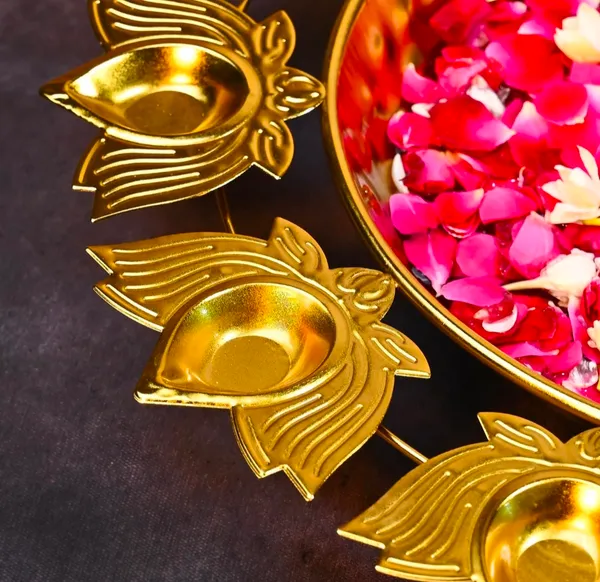 Kamal_Diya_Shape_Flower_Decorative_Urli_Bowl_for_Home_Handcrafted_Bowl_for_Floating_Flowers_and_Tea_Light_Candles