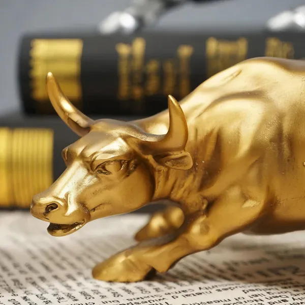 Maxxinn_Wall_Street_Golden_Bull_Statue,_Resin_Bull_Sculpture_Decorative_Showpiece_Collectibles_and_Animal_Figurines_