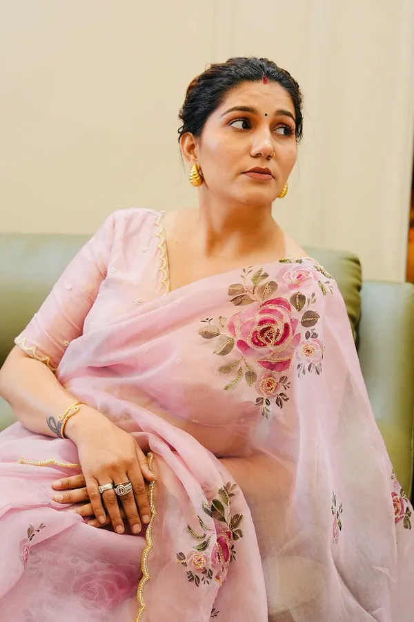 Pink_Organza_Motiwork_Embroidered_Saree