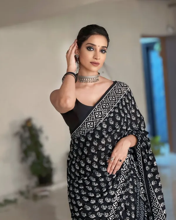 Black_Trendy_Block_Print_Pre-Stitched_Lilen_Saree