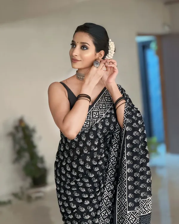 Black_Trendy_Block_Print_Pre-Stitched_Lilen_Saree