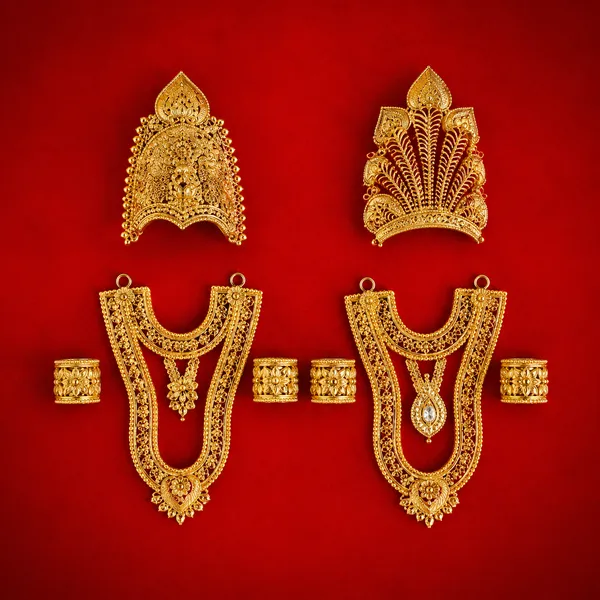 Twin_set_of_golden_jewellery_for_2_idols