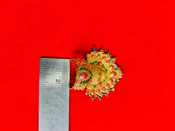 Small_size_beautiful_mina_mukut_3_number_size_laddu_gopal_2.5_cms_diameter_