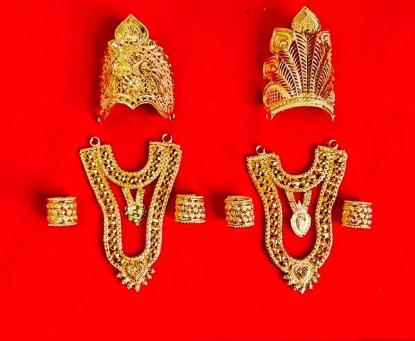 Twin_set_of_golden_jewellery_for_2_idols