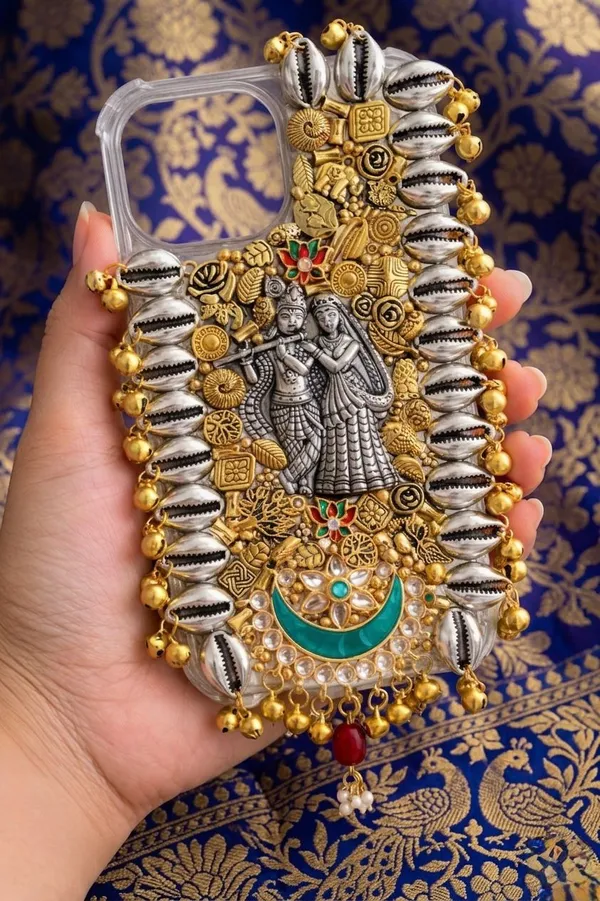 Divine_Heritage:_Premium_Traditional_Cowrie_Shell_&_Kundan_Embellished_Mobile_Cover